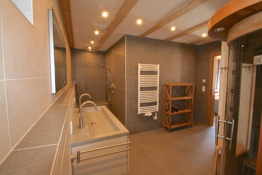 Drie badkamers, twee sauna's en een zonnig terras met Hot-Tub